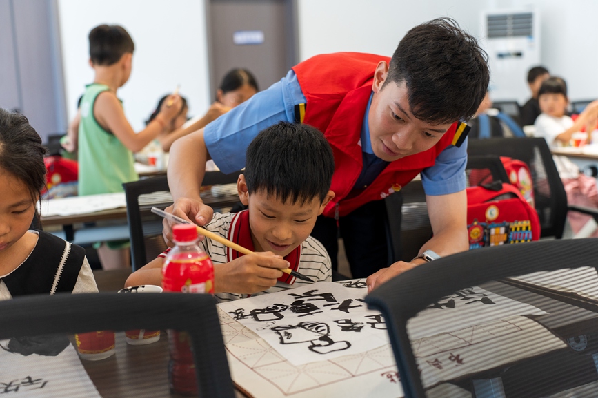 “郑暖暖”支教老师为小朋友上书法课。卫心雨摄