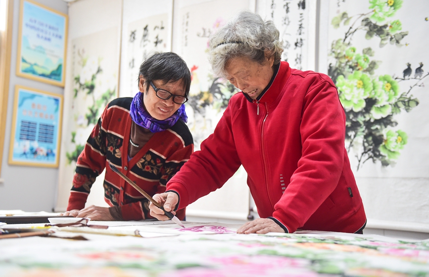 河南洛阳市涧西区重庆路街道三社区养老服务中心，老人们在书画活动室画画休闲。黄政伟摄