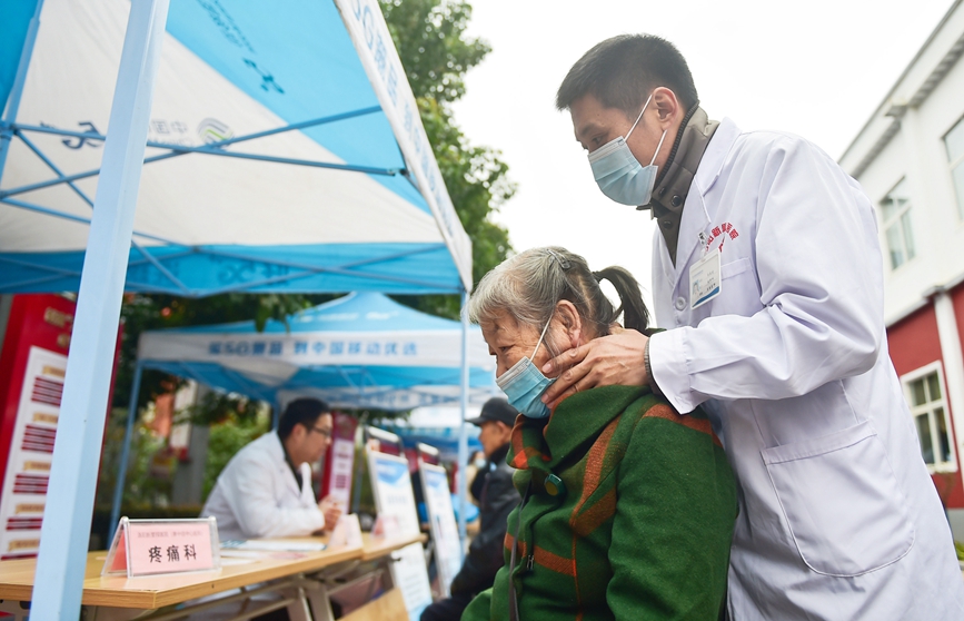 河南洛阳市涧西区重庆路街道三社区养老服务中心，志愿者为老人们提供义诊服务。黄政伟摄