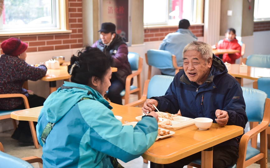 河南洛阳市涧西区重庆路街道三社区养老服务中心食堂，老人们可享受到廉价的就餐助餐服务。黄政伟摄