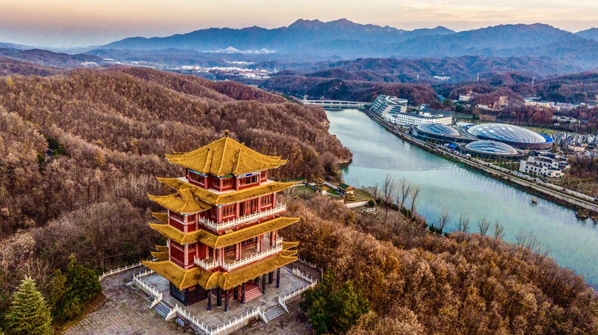 古县鲁山色彩斑斓。郭东伟摄