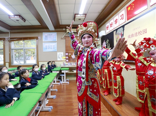 郑州市二七区淮河东路小学举办戏曲进校园活动