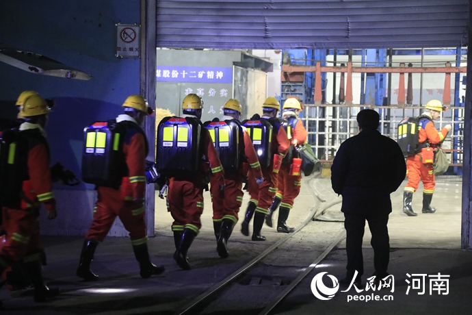 矿山救援队员进入搜救现场。人民网记者 慎志远摄