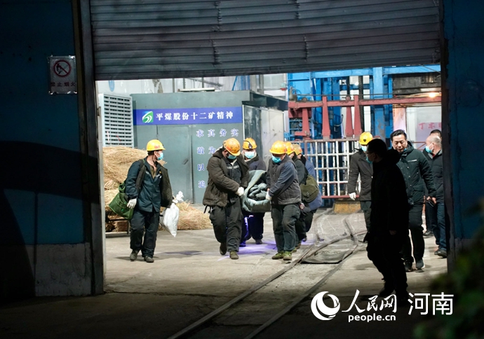 又有一名被困人员被搜救出来。人民日报记者 张文豪摄 