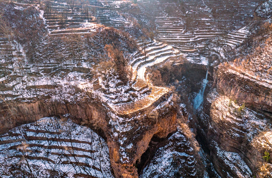 隆冬时节，太行大峡谷冰雪景观美不胜收。麻翛然摄