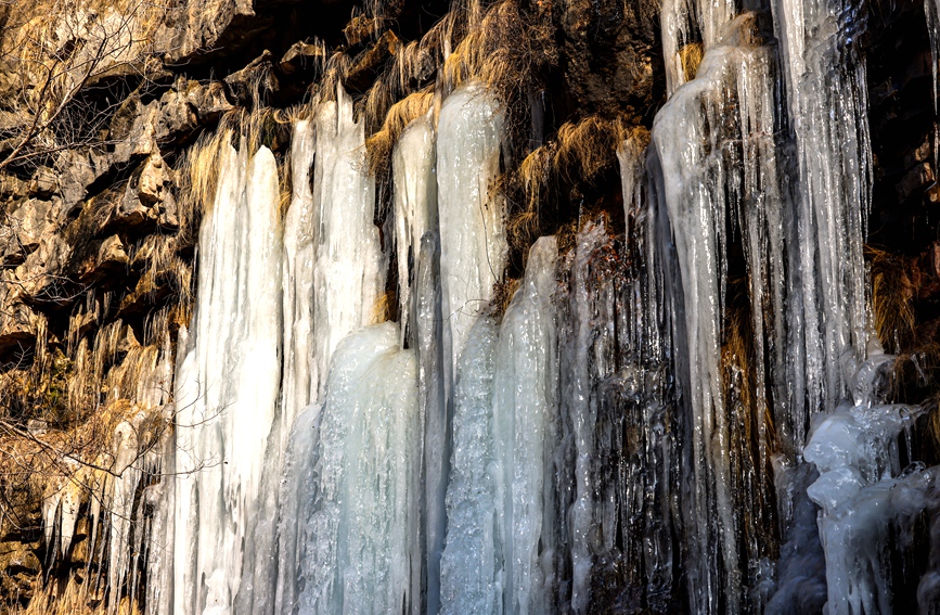 隆冬时节，太行大峡谷冰雪景观美不胜收。麻翛然摄