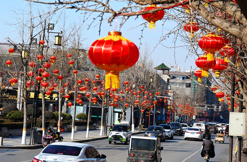 社旗县的大街小巷满目尽是喜庆的“中国红”，“年味儿”十足。申鸿皓摄