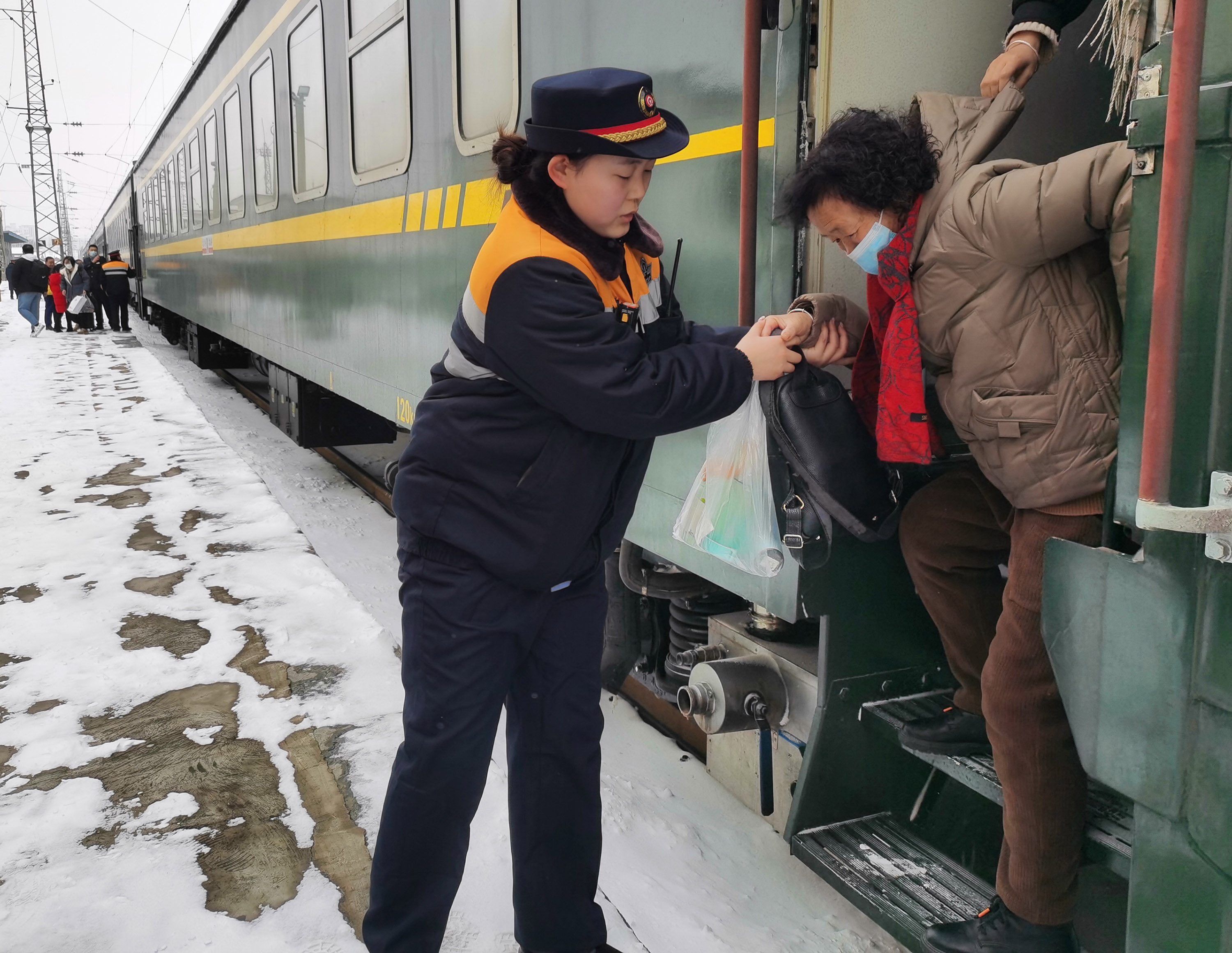 临客乘务人员帮助旅客下车。高国桥摄