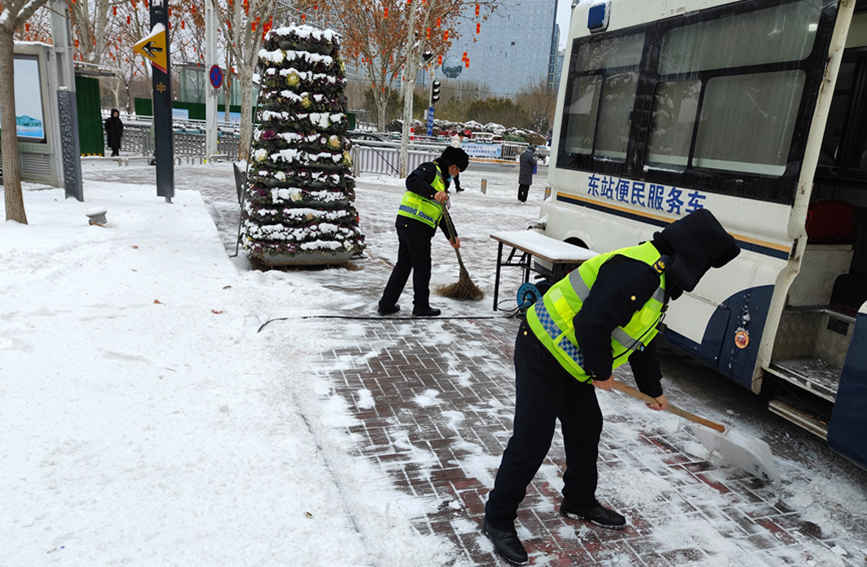 郑州市交通综合执法支队郑东大队队员在清扫路面。胡连军摄