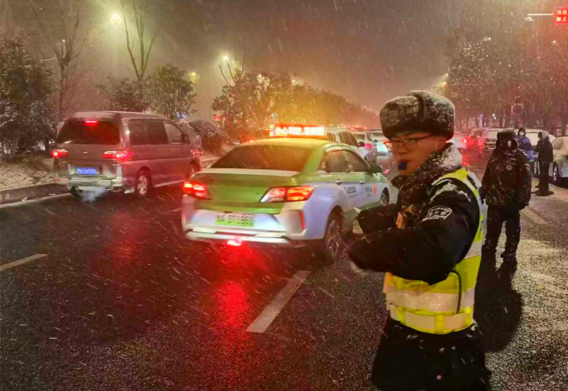 交警在雪中执勤。王永超摄