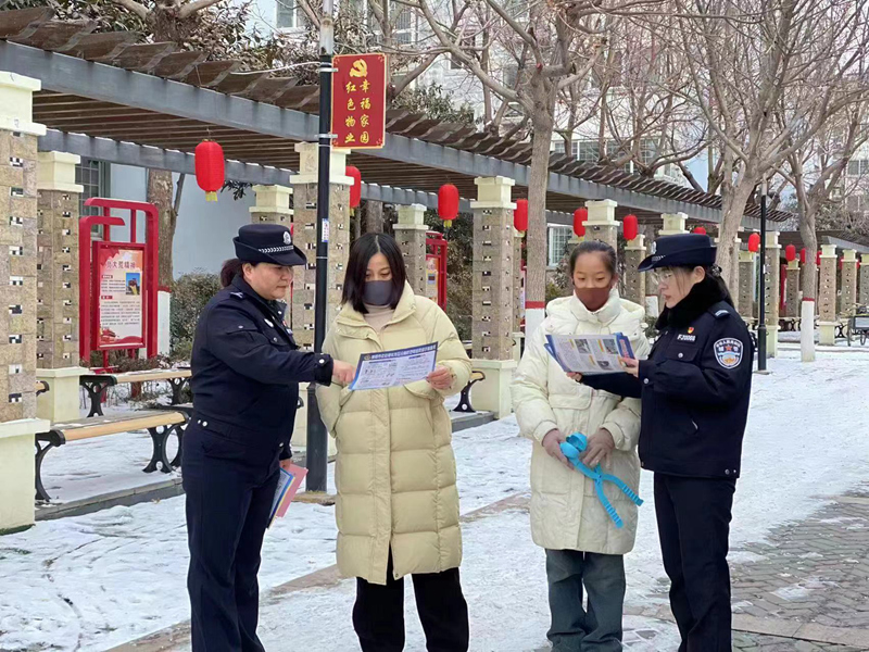 春节团圆时，警察守平安。濮阳市华龙区公安分局供图