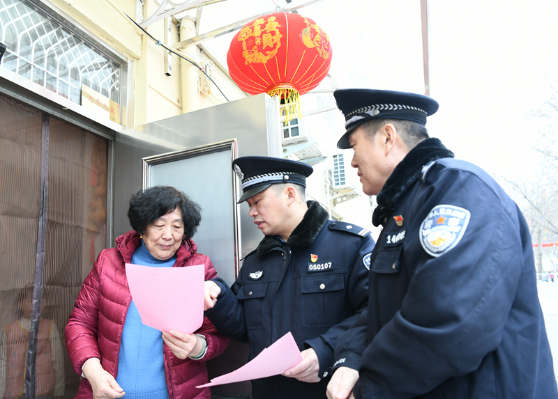 春节团圆时，警察守平安。濮阳市华龙区公安分局供图