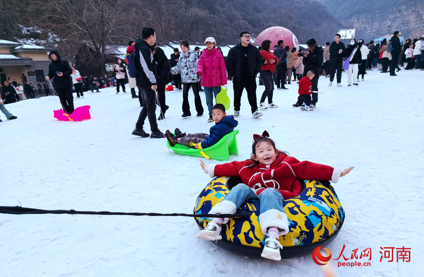 小朋友体验滑雪的快乐。人民网记者 王佩摄