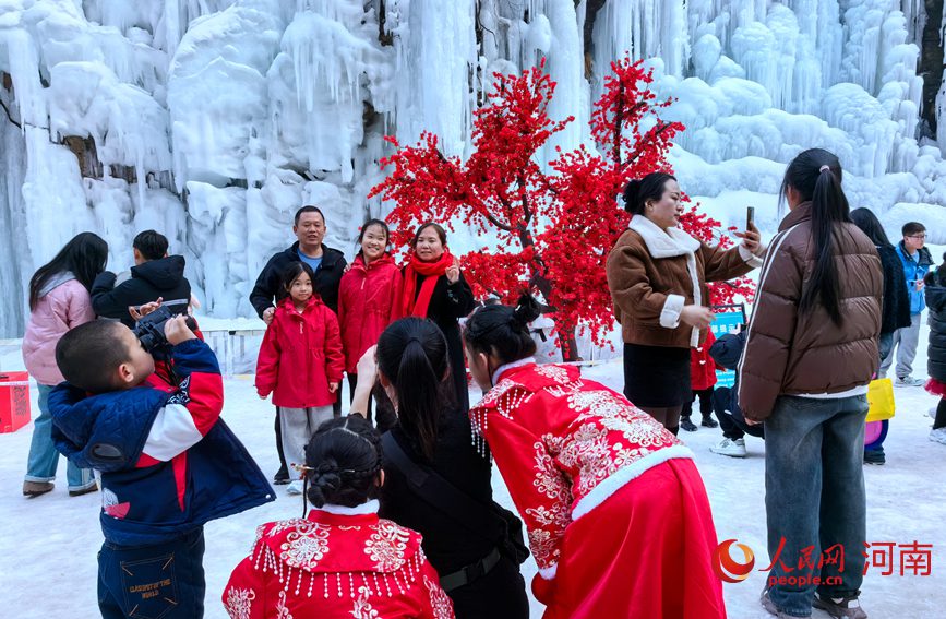 游客在“冰雪世界”纷纷打卡拍照。人民网记者 王佩摄