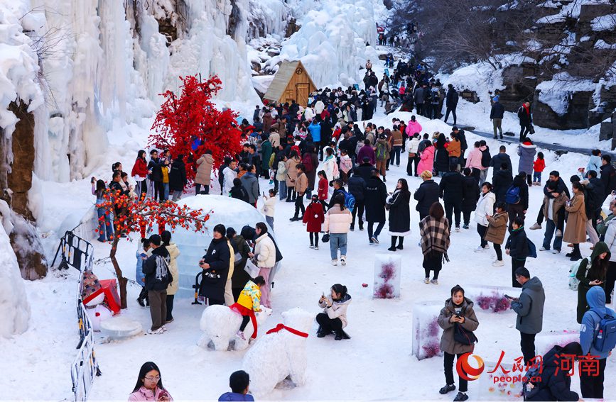 游客在冰雪世界畅游。人民网记者 王佩摄