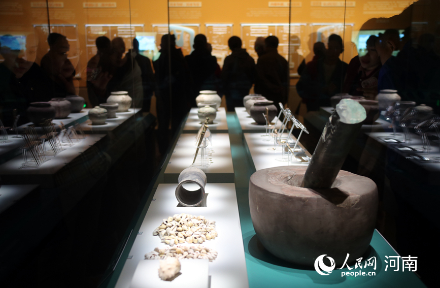 游客在殷墟博物馆新馆参观。人民网 霍亚平摄