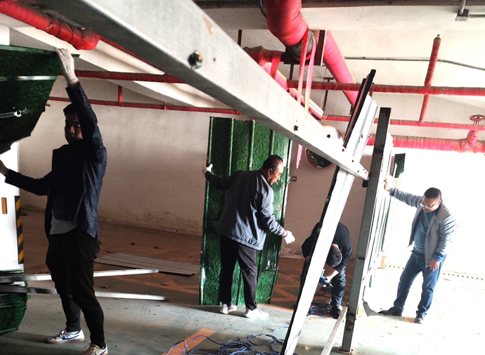 4月11日下午，工人在天鹅湾西区7号楼负1层架设施工围挡。陕州区住房和城乡建设局供图