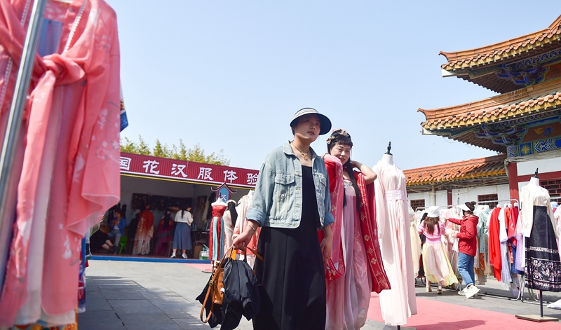 河南省洛阳市中国国花园汉服体验馆内，游客在体验汉服妆造。黄政伟摄