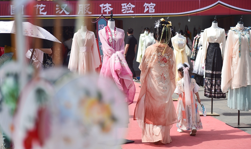 河南省洛阳市中国国花园汉服体验馆内，游客在体验汉服妆造。黄政伟摄 