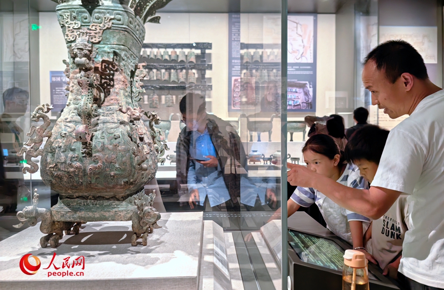 5月18日，国际博物馆日，众多游客纷纷打卡河南省博物院。人民网 宋芳鑫摄 