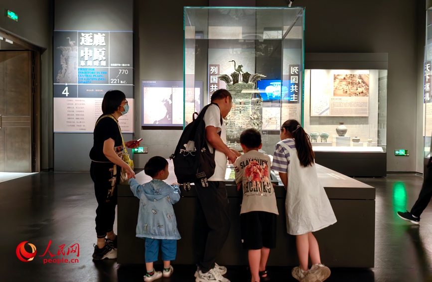 5月18日，国际博物馆日，众多游客纷纷打卡河南省博物院。人民网 宋芳鑫摄  