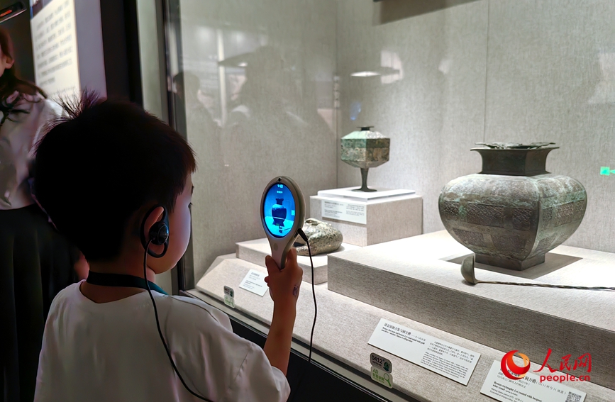 游客使用AR讲解器了解文物背后的故事。人民网 宋芳鑫摄 