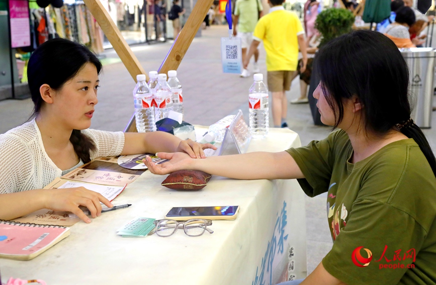 河南开封非遗市集上，市民游客感受别样“烟火气”。人民网 霍亚平摄