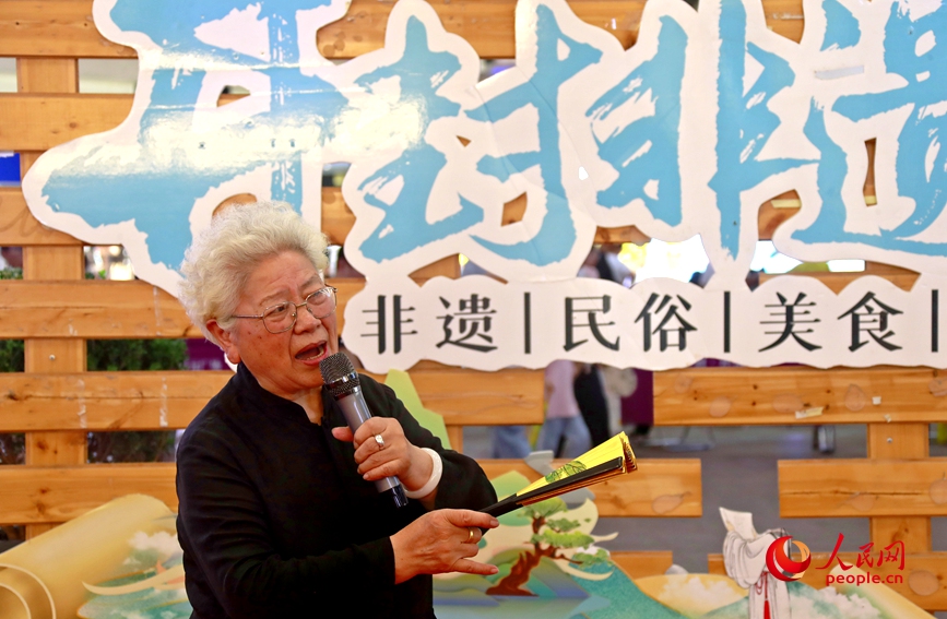 河南开封非遗市集上，市民游客感受别样“烟火气”。人民网 霍亚平摄