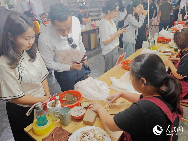 来自埃及的留学生贝尔饶有兴趣地欣赏牡丹瓷制作工艺。实习生杜林 摄