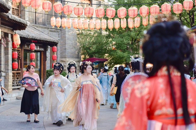 身穿汉服的游客成为洛阳城市一道亮丽的风景线。洛阳市文化广电和旅游局供图