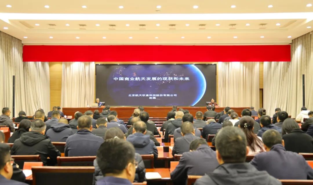 区委理论学习中心组举行第十六次集体学习