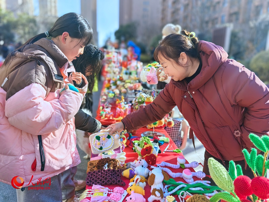 社区居民在非遗民俗年货节上挑选商品。人民网侯琳琳摄