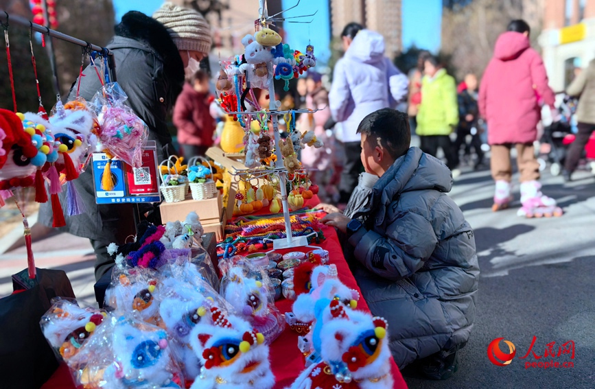 “非遗民俗年货节”上热闹非凡。人民网 侯琳琳摄