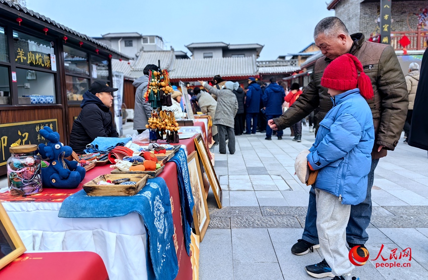 市民观看大梁铁笔烙画。人民网 侯琳琳摄