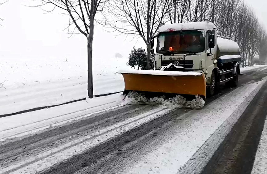 道路除雪保通。河南省交通运输厅供图