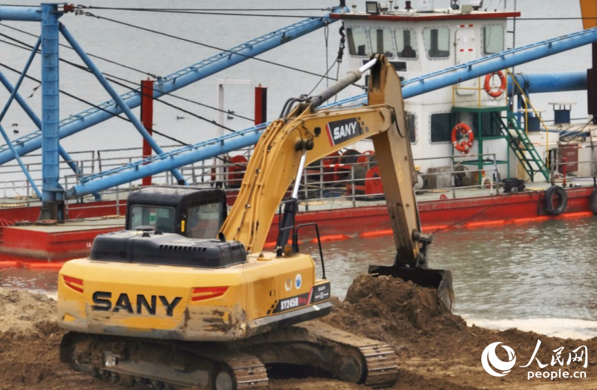 黄河故道一期水生态治理工程施工现场。人民网 常力元摄