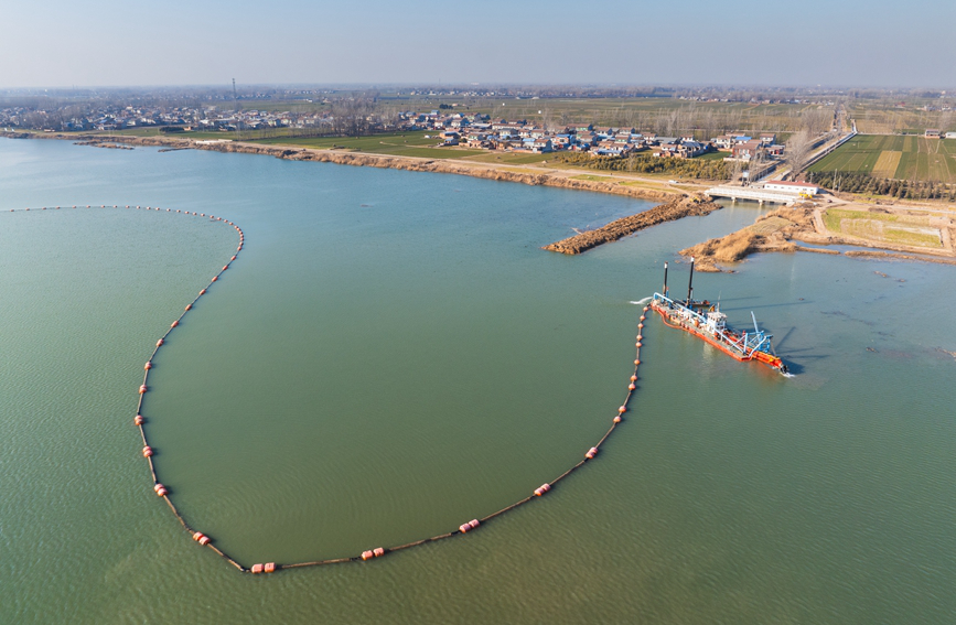 林七水库绞吸式挖泥船正在清淤作业。杨其格摄