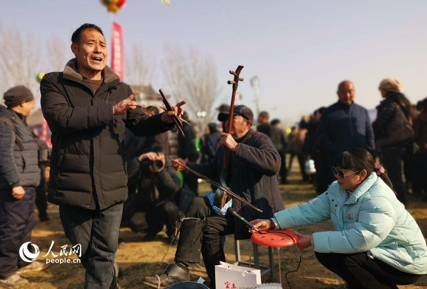 艺人现场表演。人民网记者 王玉兴摄 