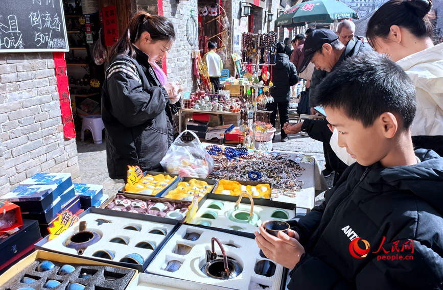 游客在钧瓷摊位前驻足观赏。人民网记者 时岩摄 