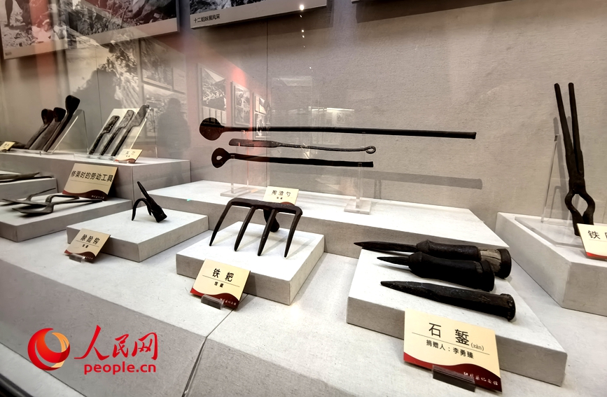 修渠工具。人民网记者 王佩摄