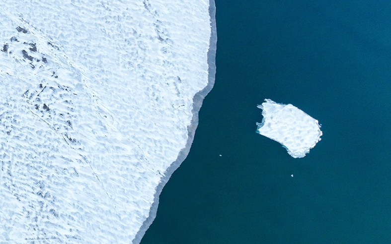 青海湖出现解冻迹象