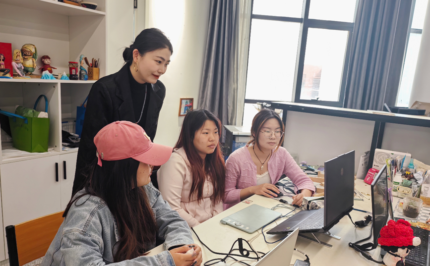 郭雁和她创办的“怪小怪”AI剪纸时装作品制作团队
