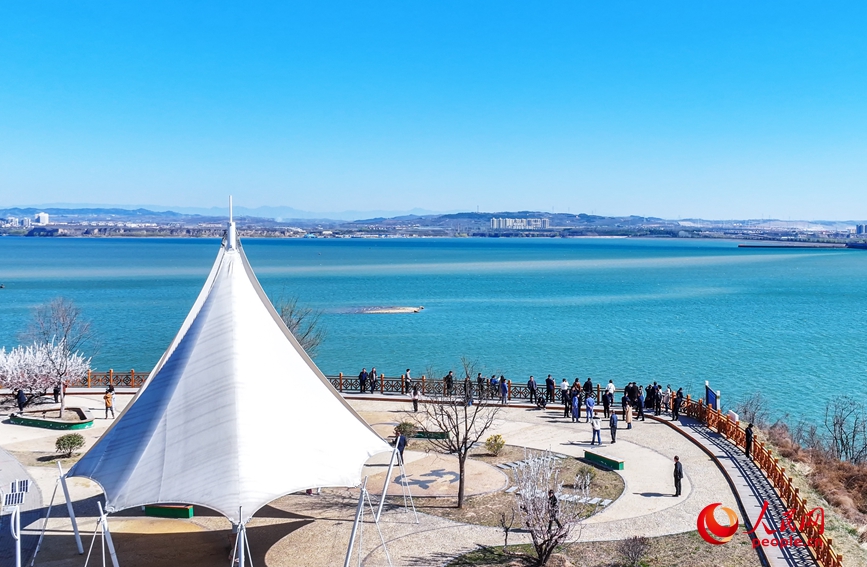 游客们纷至沓来，畅享自然生态之美。人民网 宋芳鑫摄