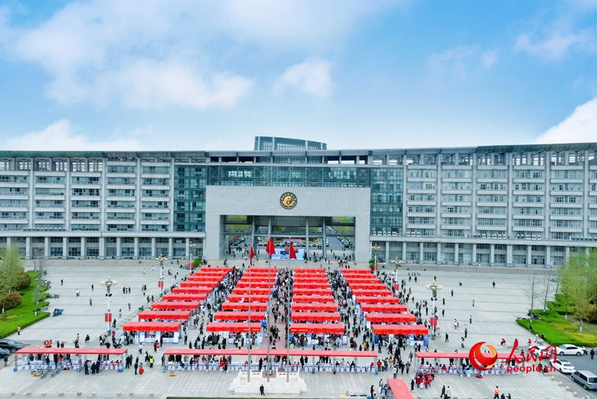 校园双选会现场。人民网程明辉摄
