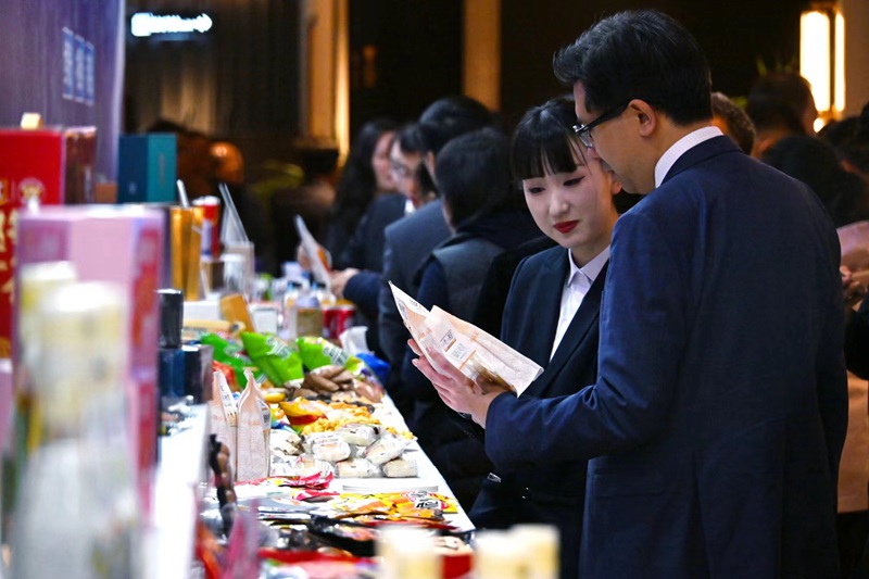 “食全食美 漯在其中”区域公共品牌名优食品展区人头攒动。焦海洋 摄