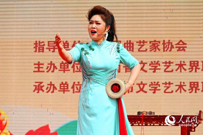 曲艺艺人在赊店书会上表演。人民网记者 尚明桢摄