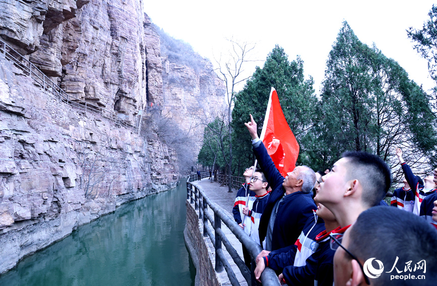 紅旗渠勞模張買江給同學們講述修渠經歷，體悟紅色精神。人民網 霍亞平攝