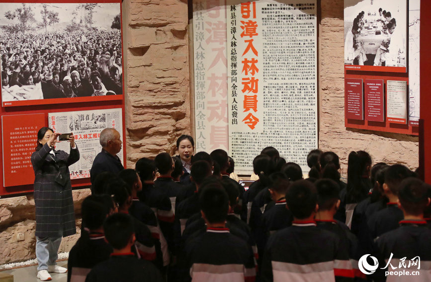 在红旗渠纪念馆，同学们体悟红色精神。人民网 霍亚平摄