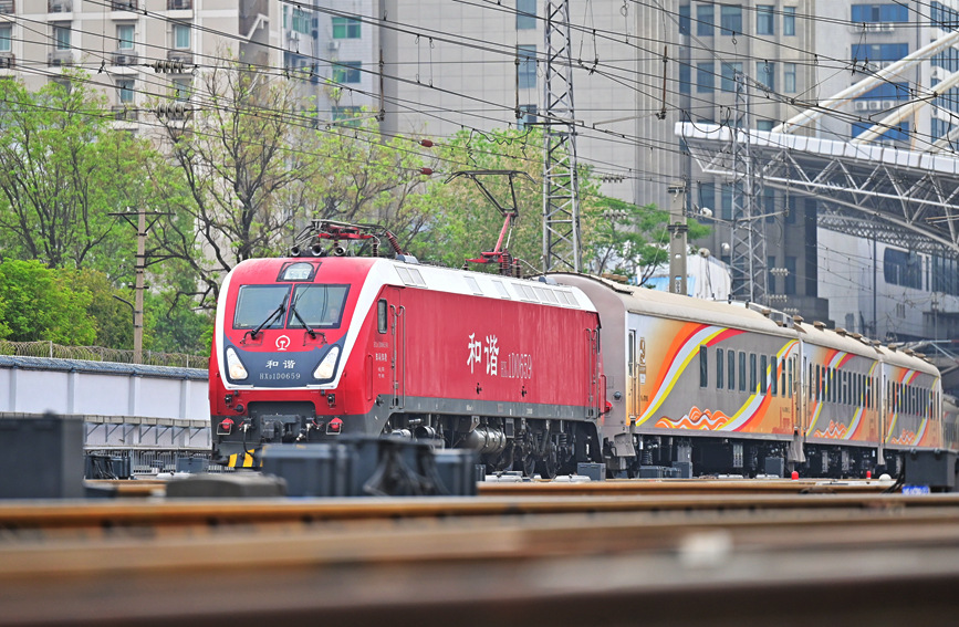 “中原铁道·大河之南号”特色旅游列车从郑州首发。王玮摄