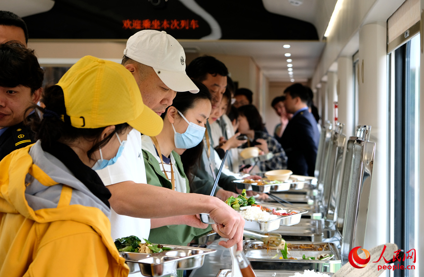 餐车为游客提供自助餐。人民网 常力元摄